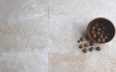 Travertinfliesen beige creme geschliffen 61 x 61 cm