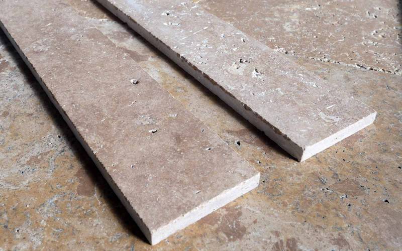 Naturstein Sockelleiste Travertin Noce getrommelt