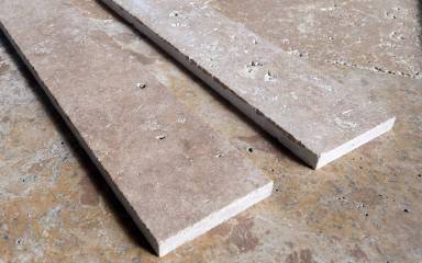 Naturstein Sockelleiste Travertin Noce getrommelt
