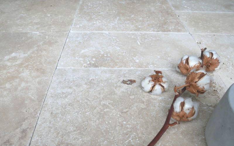 Travertin Terrassenplatten beige getrommelt
