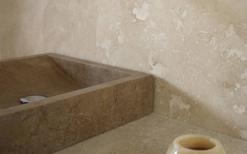 Waschbecken eckig aus Travertin Noce Naturstein