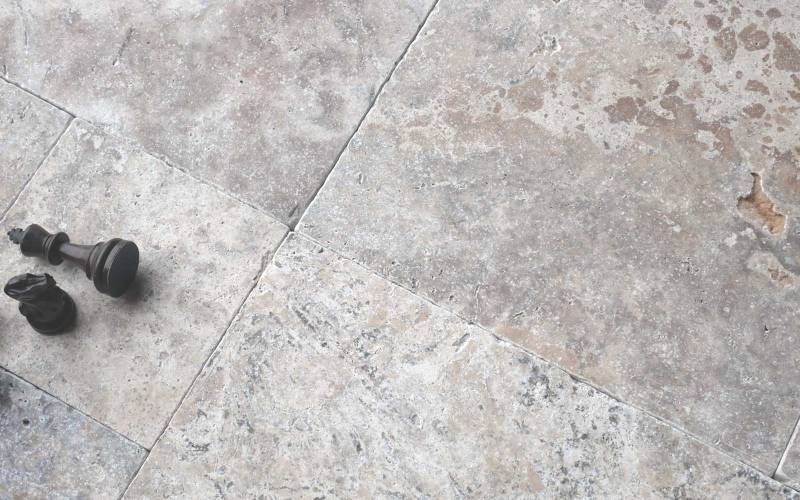 Travertin Silver grau Naturstein Fliesen getrommelt