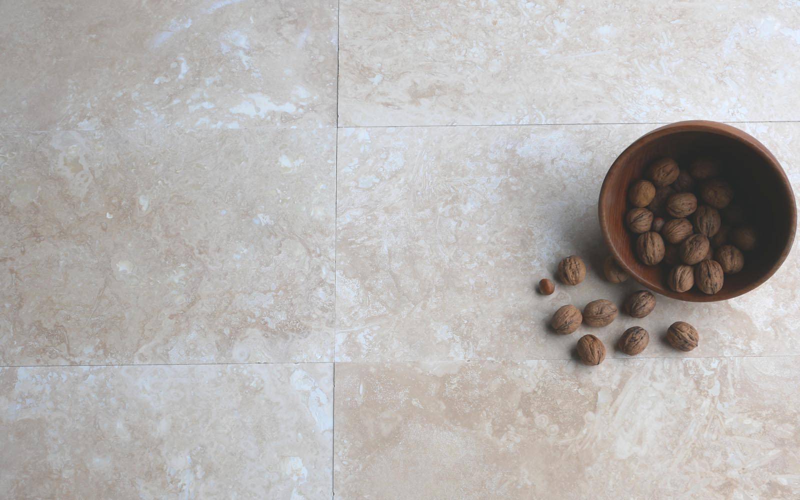 Travertinfliesen beige creme geschliffen 61 x 61 cm