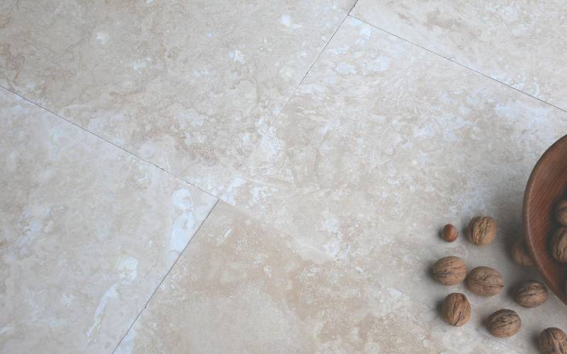 Travertin Fliesen beige geschliffen gespachtelt